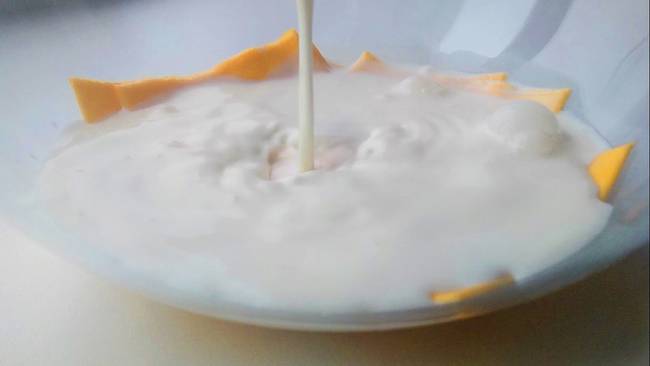 Öntsünk hozzá 150 ml 15%-os tejszínt.