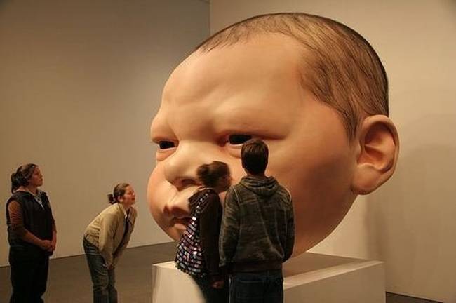 Ron Mueck hihetetlenül élethű szobra.
