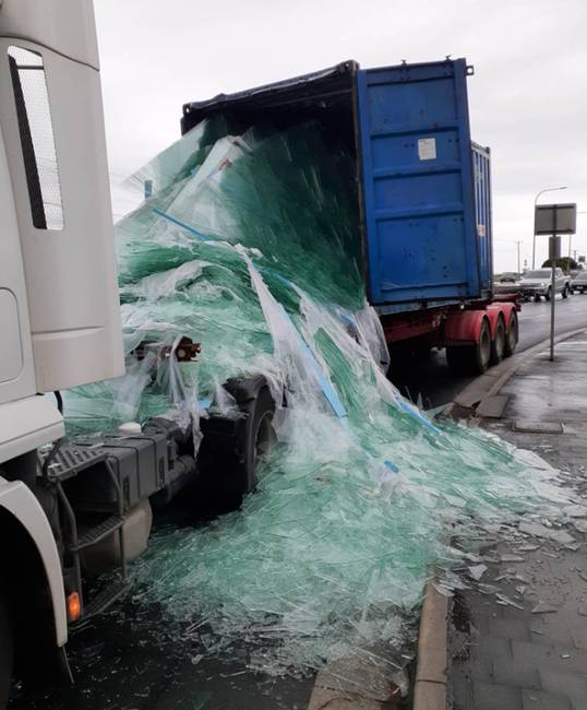 Így néz ki, amikor a 26 tonna üveg nem éri el a célt, hanem az autópályán darabokra törik. Egyébként 5 órára le kellett miatta zárni az autópályát.