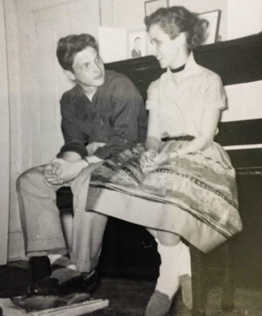 „1955. Ez a kép édesanyám házában készült, mielőtt először randizni ment volna édesapámmal. 60 évig voltak házasok.”