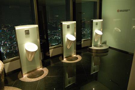 Lélegzetelállító kilátással bíró piszoárok a szöuli Namsan szálloda férfimosdójában.