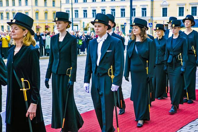 Finnországban a doktori címhez az oklevél mellé egy kalapot és egy kardot is kapnak az emberek.