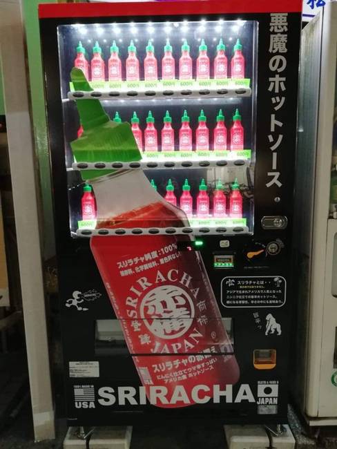 „Egy Sriracha automata Nagojában."