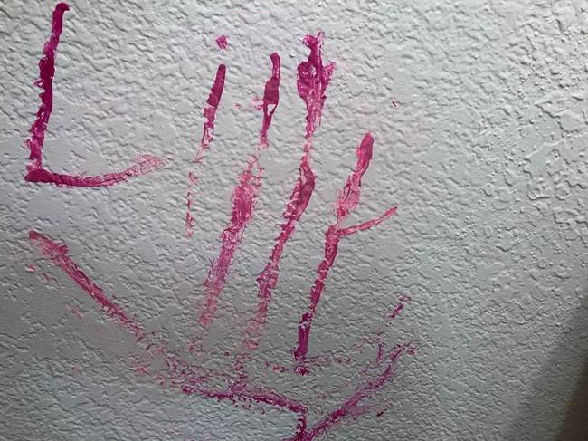 „A gyermekem most tanulja a nevének az írását. Legnagyobb bánatomra a kedvenc körömlakkommal teszi ezt, az albérlet falán."
