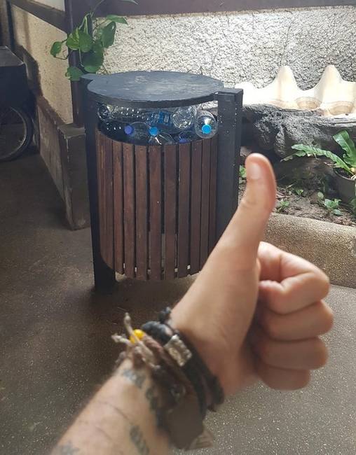 „Az iskolai környezetismeret órán a tanár megkért, hogy hozzunk üres műanyag palackokat, hogy így védjük a környezetet. Óra után megtaláltam őket kidobva a kukában.”