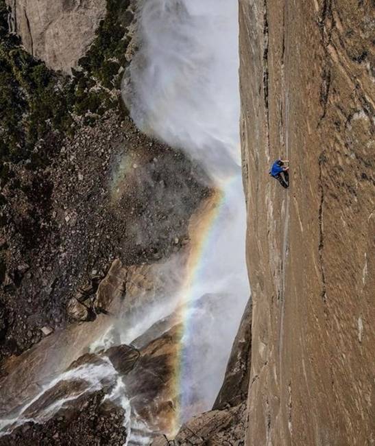 A sziklamászó Alex Honnold, mindenféle kötél és biztonsági kiegészítő nélkül.