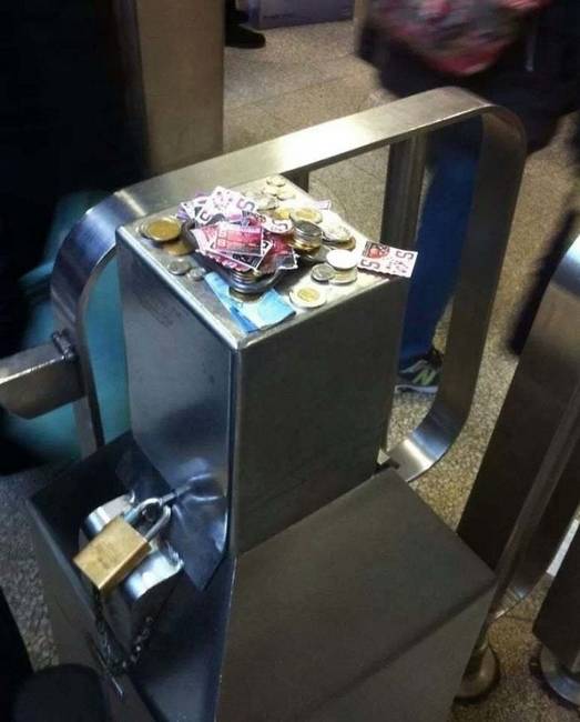 Attól, hogy műszaki hiba miatt nem üzemelnek a jegy automaták a metróban, még senki nem gondolja úgy, hogy ez feljogosítja őt az ingyen utazásra.