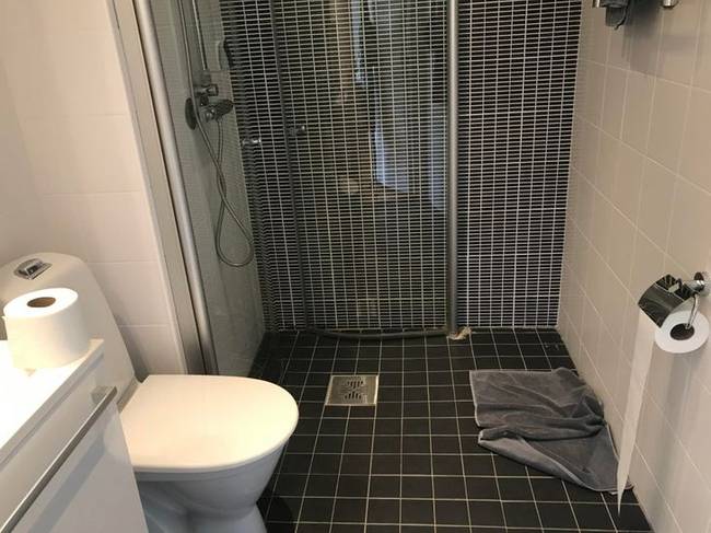 „A szállodámban a vécépapír a WC-vel szemközti falon van."