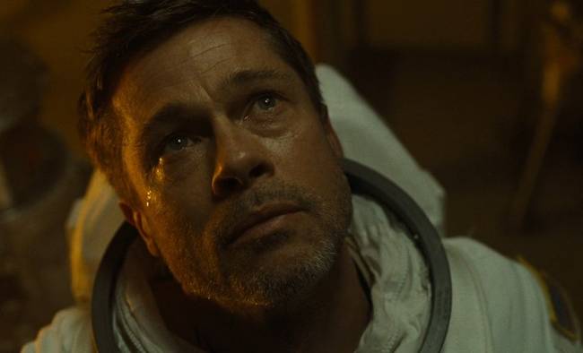 Az Ad Astra – Út a csillagokba című filmben Brad Pitt karaktere sír és ezért egy könnycsepp gördül végig az arcán. De ez nem történhetett volna meg a súlytalanság miatt.