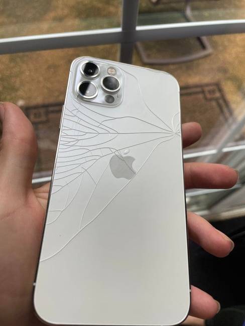 „Így néz ki az iPhone 12 Pro-m, kevesebb mint 6 órával a vásárlás után."