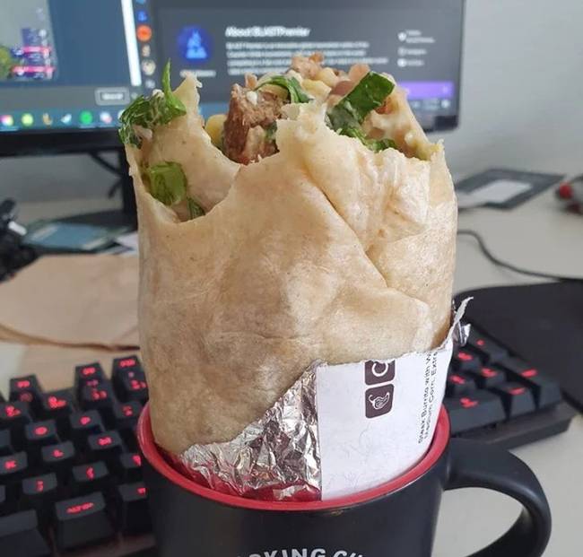 Egy kávés bögre kiváló burritotartó.