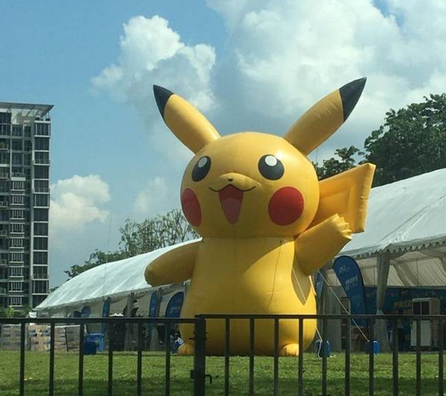 Egy óriás Pikachu mindenkinek szebbé teszi a napját!