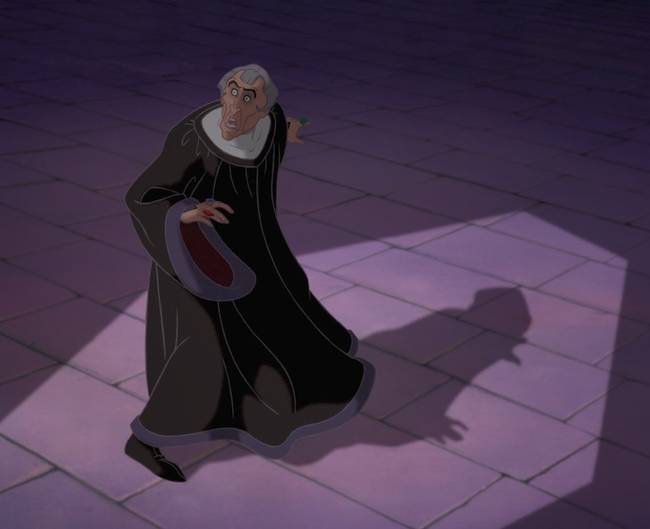 A Notre Dame-i toronyőr egy jelenetében Frollo körül a fények egy koporsó alakot formáznak.