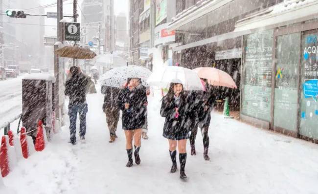 Miért járkálnak szoknyában és csupasz lábakkal a japán nők télen? Egyszerűen elmagyarázom