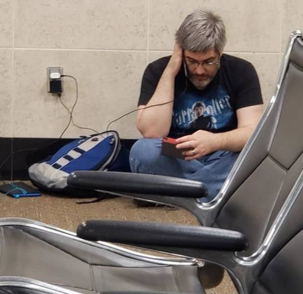 „A reptéren halk hangot hallottunk. Kiderült, hogy egy fickó telefonon olvassa fel a Gyűrűk urát a gyermekeinek."