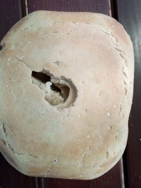 Ha nem adnak élesztőt a tésztához, akkor a kenyér nem fúvódik fel, mert nem keletkeznek benne buborékok, szóval ilyen tömör sült tészta lesz helyette.