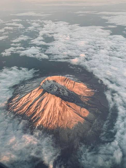Mount St. Helens egy repülőgép fedélzetéről.