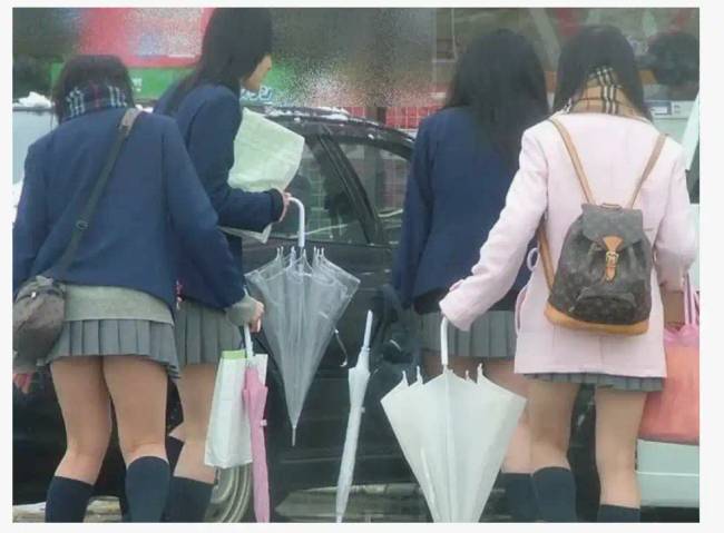 Miért járkálnak szoknyában és csupasz lábakkal a japán nők télen? Egyszerűen elmagyarázom