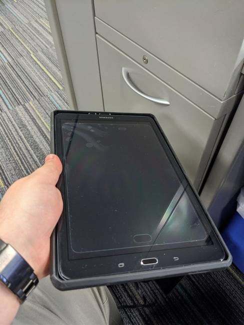 „A tanárom úgy döntött, hogy magának vesz fóliát a tabletjére, és ő maga rakja fel."