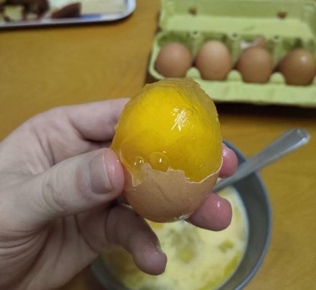 Ez történik egy tojással, ha lefagyasztjuk a mélyhűtőben.
