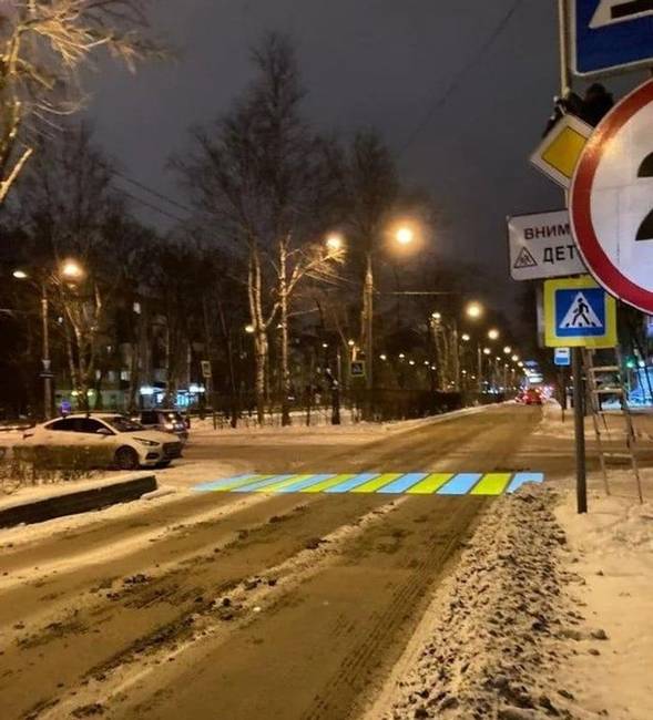 Gyalogátkelőhely, amely kivetítő segítségével jelenik meg az úton, így még sárban és hóban is jól látszik.