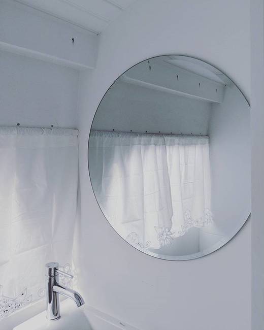 A buszban helyet kapott többek között egy apró zuhanyzó és WC is, melyek a busz alján található víztartályba ömlenek.