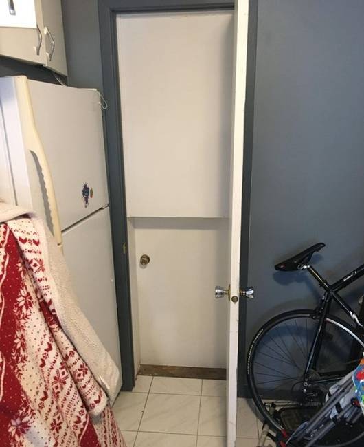 „Van egy rendes ajtó a pincénkben, mögötte egy körülbelül fele akkora, amögött pedig egy kis szoba, amiben különféle holmikkal teli dobozokat tárolunk."