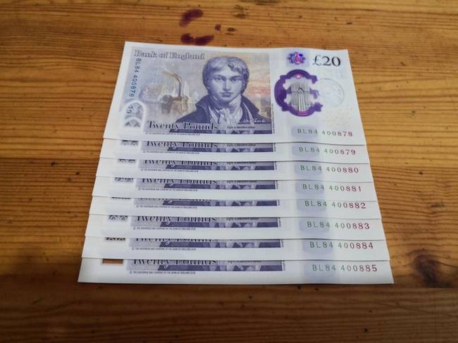 „160 fontot akartam levenni, az ATM pedig 8 új 20 fontos bankjegyet adott ki, egymást követő sorozatszámokkal.”