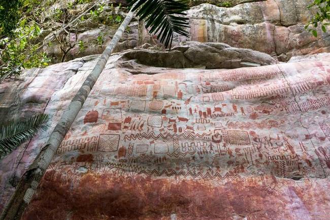 Ezt a 8 mérföld hosszú barlangrajzot az Amazonas őserdőjében fedezték fel. Körülbelül 12,5 ezer évvel ezelőtt készítették és igazi különlegessége az, hogy olyan (mára kihalt) jégkorszaki állatokat is feltüntettek rajta, melyek nem is éltek ezen a területeken.