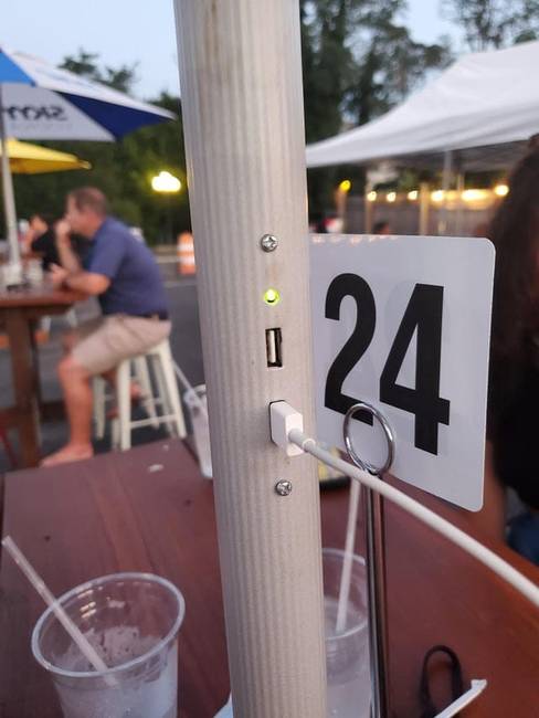 Ebben az bárban a vendégek a napernyők lábába épített USB nyílásokon keresztül tölthetik a telefonjaikat.