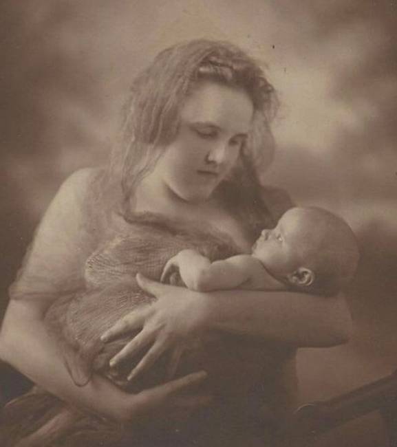 „A dédnagymamám az édesanyja karjaiban, 1919-ben. A dédnagyim most 102 éves és kiváló egészségnek örvend."