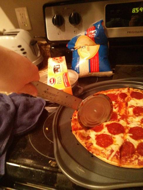 Nem találta a pizzaszeletelőt, de nem adta fel...