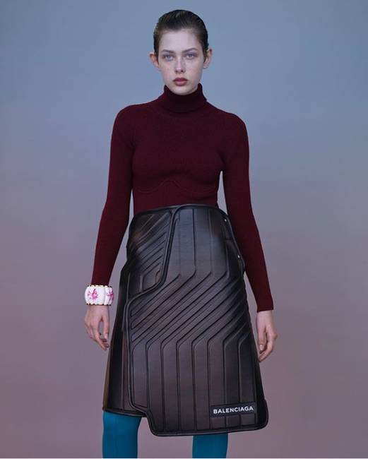 600 ezer forintos Balenciaga szoknya, amiben nem is az a legrosszabb, hogy lerí róla, hogy a tervező a kocsijában ülve találta ki kínjában, hanem az, hogy rákerestem a Balenciaga hivatalos weboldalán és beszarsz...de készlethiány van belőle!!!!