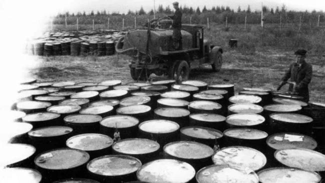 Éghető kő: hogyan tették szilárddá a benzint a háborús években, és hogyan nyertek terpentint gyantás tuskókból