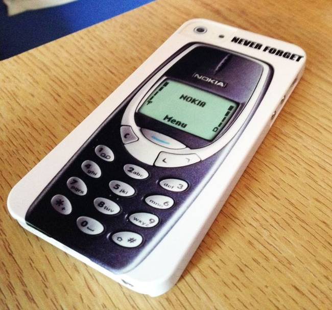 „Anyám évek óta győzködte apámat, hogy ideje lecserélni a régi Nokiáját egy új telefonra. Nagy nehezen belement, de utána ilyen telefontokot rendelt.''