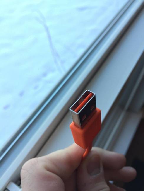 Végezetül pedig egy kétoldalú USB, amivel kiküszöbölhető a modern világ egyik legidegesítőbb problémája és elkerülhető a harmadszorra is rosszul bedugott USB kábel okozta idegstressz.