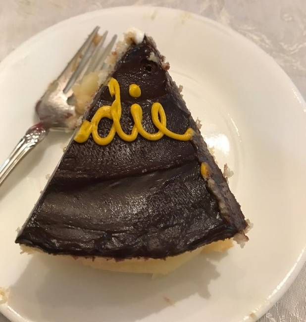 „Az anyósom ezt a tortát vágta nekem a szülinapozás közben."