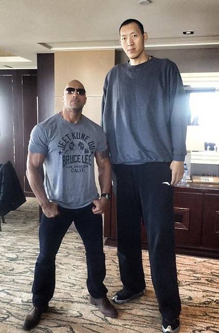 Dwayne Johnson 189 cm, a kosaras Sun Mingming pedig 236 cm.