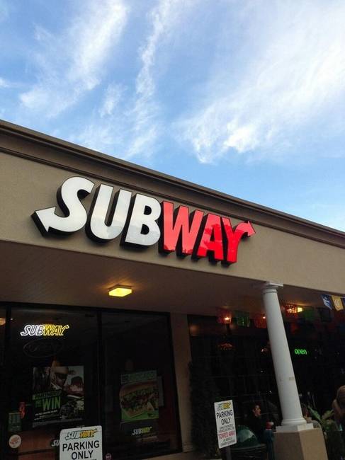 Piros logójú Subway épület. Hasonló történet rejlik mögötte, mint az iménti türkiz Mekis logó mögött.