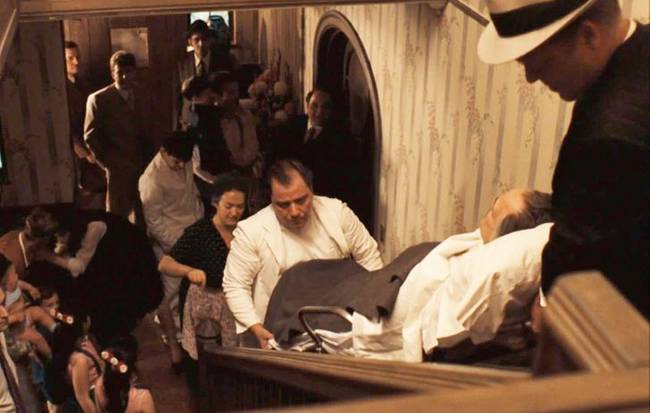 A Keresztapa című film azon jelenetében, amikor Vito Corleonét a kórházból hazatérve felviszik a lépcsőn, Marlon Brando tréfából súlyokat helyezett maga alá, hogy megnehezítse a többiek munkáját.