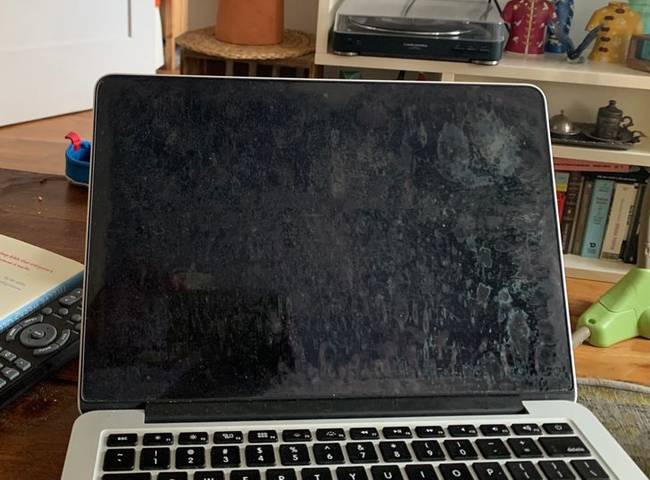 „Soha ne próbáld meg ablaktisztítóval tisztítani a laptopod képernyőjét."