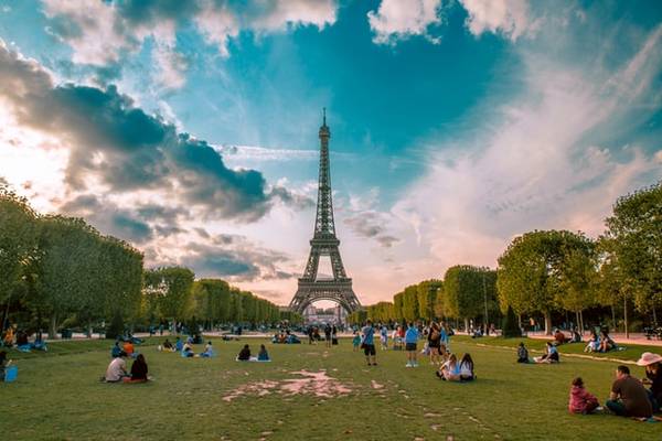 Melyik város ikonikus nevezetessége az Eiffel-torony?