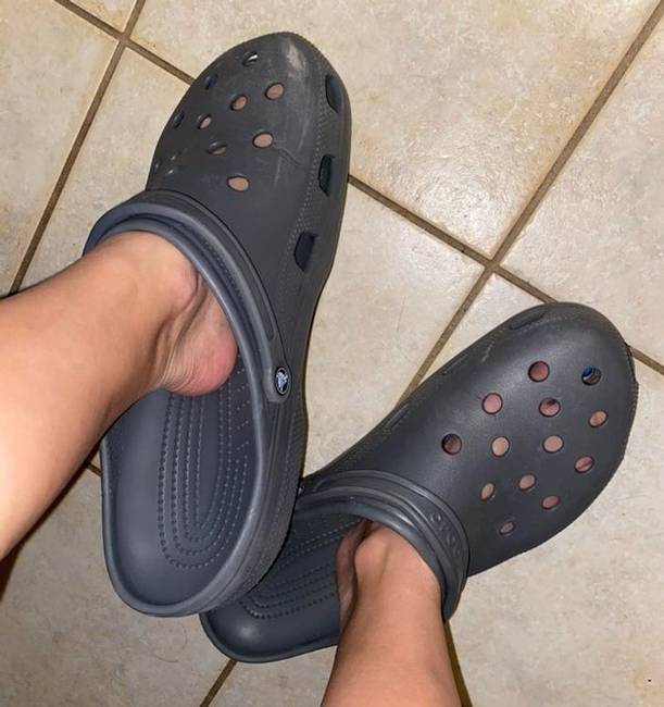 „37-es női láb egy 50-es Crocsban."
