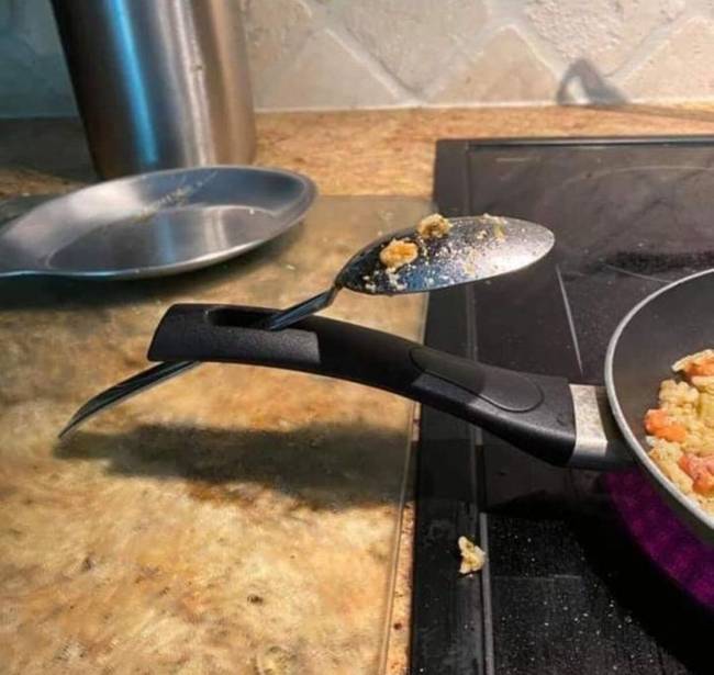 Hány évesen jöttél rá, hogy a serpenyők nyelén lévő lyuk kiváló kanál vagy spatula tartó?