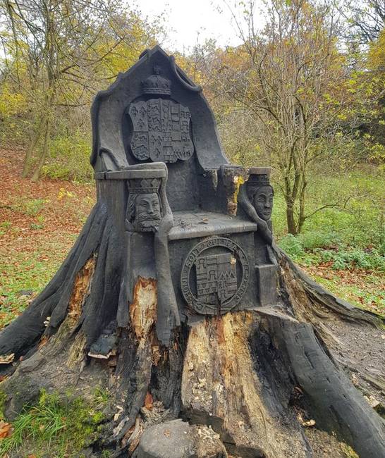 Fából készült trón egy erdőben.