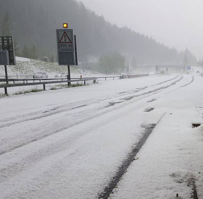 Itt nyáron sem ritka a hóesés. Ezen a fotón egyébként nem egy hegyi hágó, hanem egy autópálya látható.