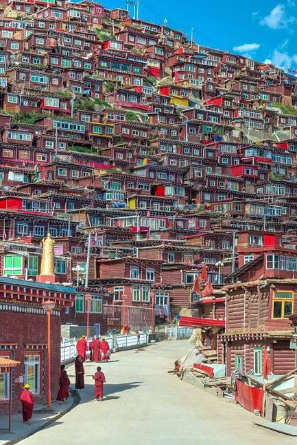 Színes lakónegyed Tibetben.