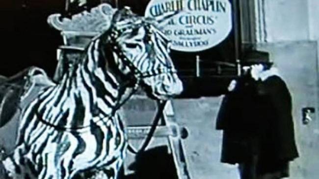 Mobiltelefon egy régi Chaplin filmben.