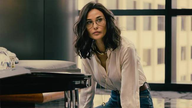 A 63 éves Demi Moore az Olajügynök című sorozatban.
