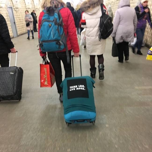 A bőröndre húzott póló praktikus módja, hogy ne lehessen összekeverni más bőröndökkel.